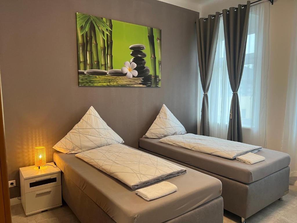Zweibettzimmer mit zwei separaten Betten und warmer Beleuchtung
